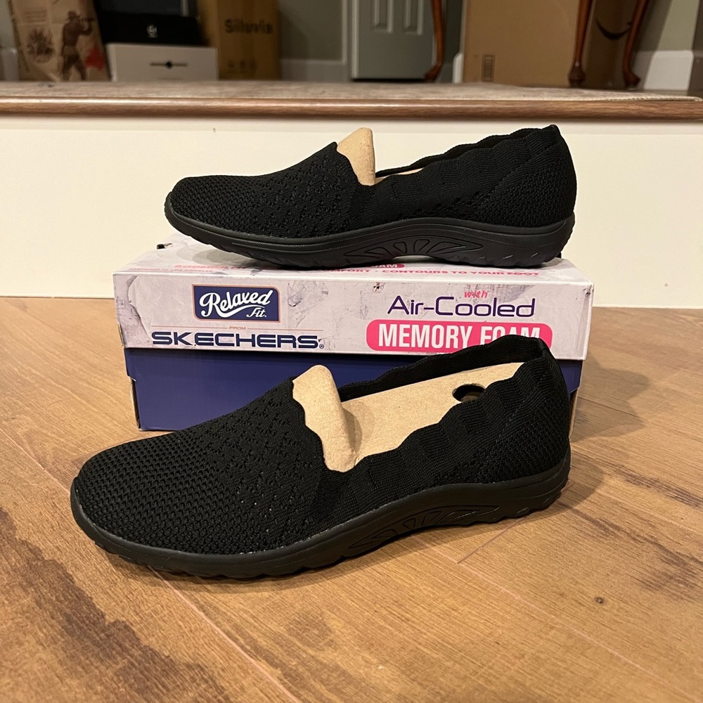 NIB Skechers black Relaxed fit slip on sneakers walking shoes 9.5
